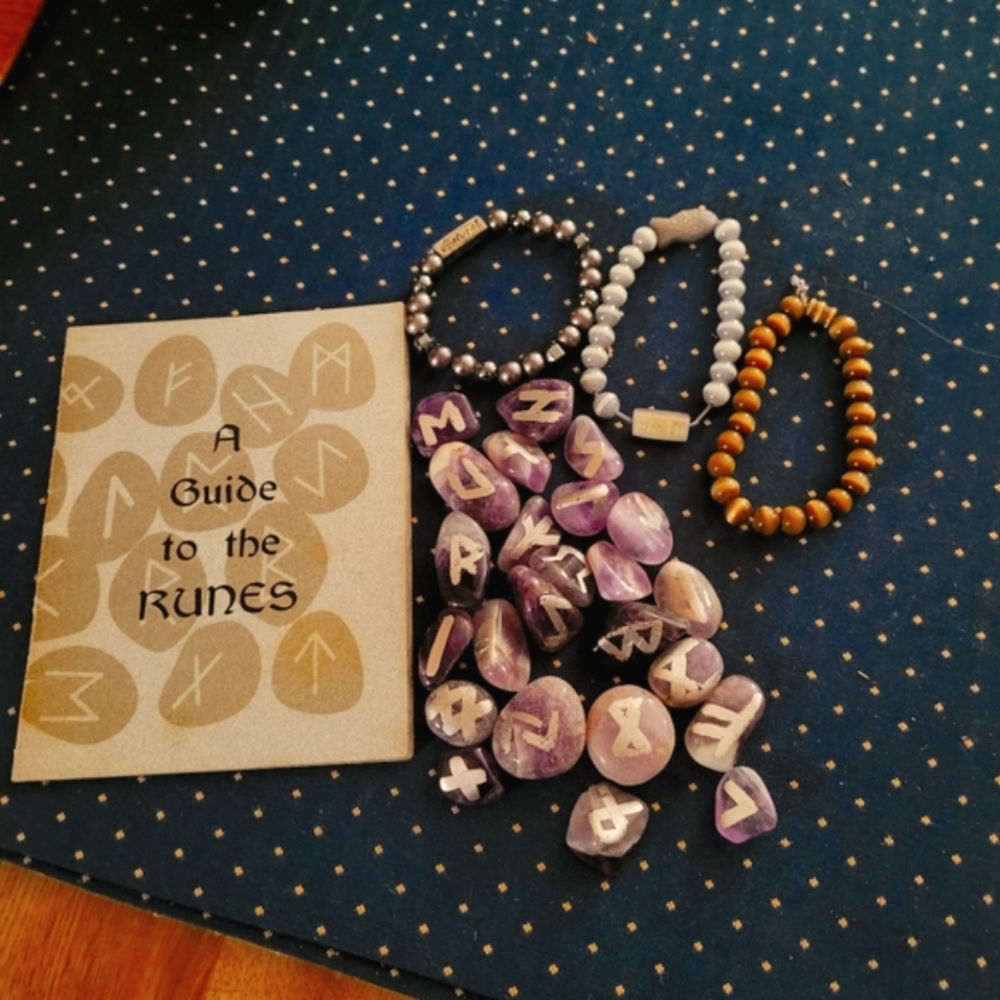 RUNES Set Precious Stones and Booklet + 3 Healing Bracelets